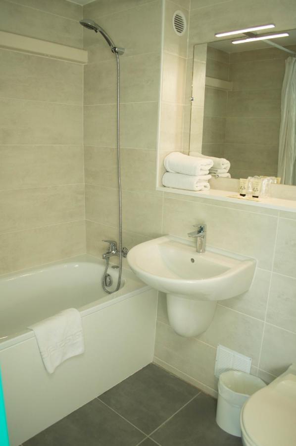Hotel Les Tourrades Кан Екстериор снимка