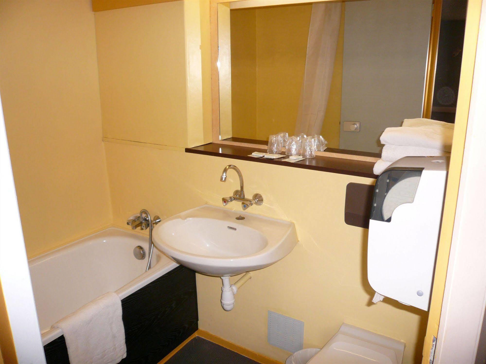 Hotel Les Tourrades Кан Екстериор снимка